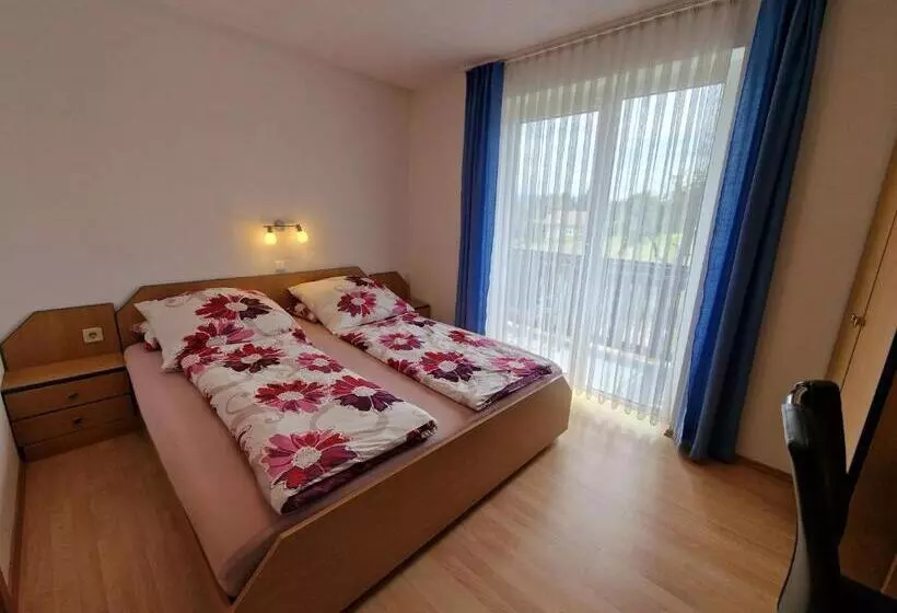 Hotelli Erlebnisbauernhof Pension Waschnig