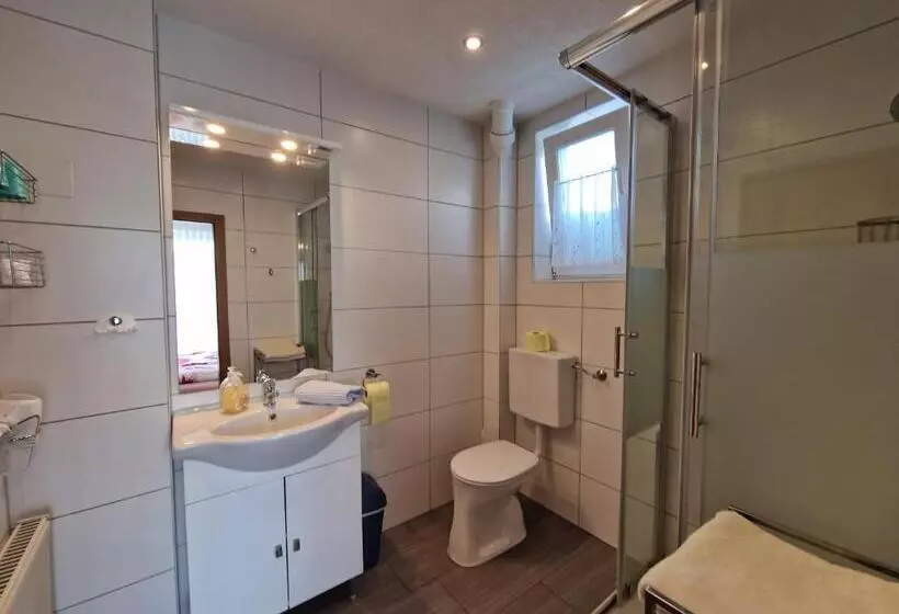 Hotelli Erlebnisbauernhof Pension Waschnig