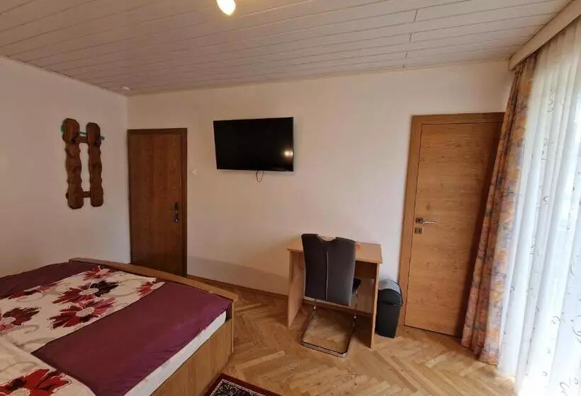 Hotelli Erlebnisbauernhof Pension Waschnig