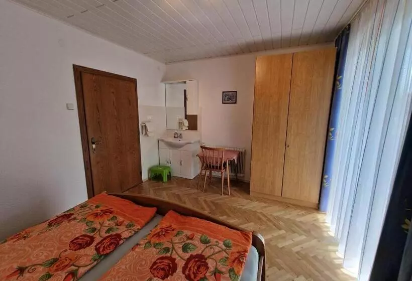 Hotelli Erlebnisbauernhof Pension Waschnig