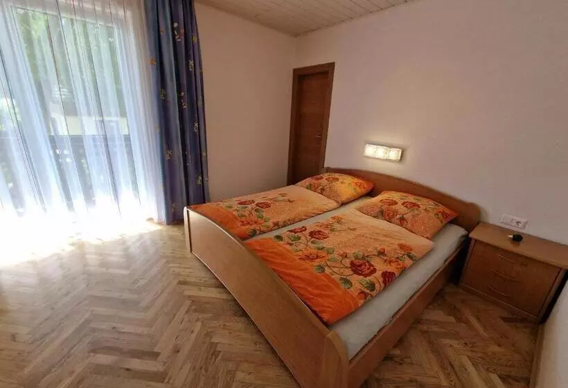 Hotelli Erlebnisbauernhof Pension Waschnig