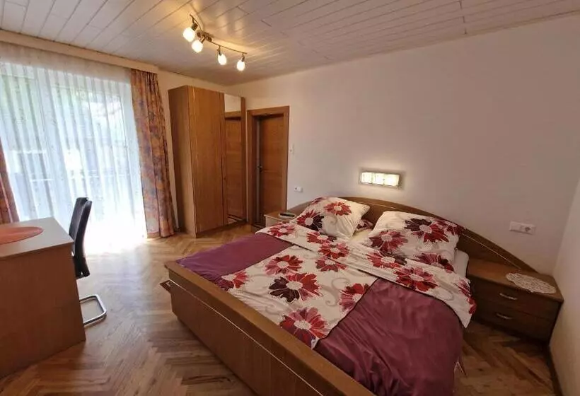 Hotelli Erlebnisbauernhof Pension Waschnig