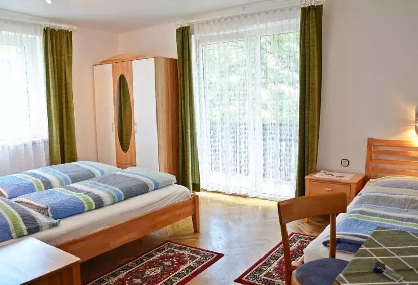 Hotelli Erlebnisbauernhof Pension Waschnig