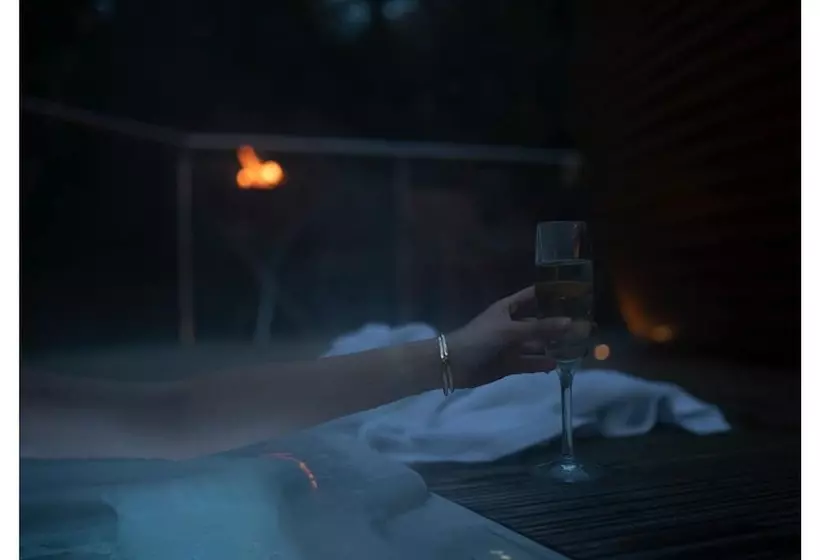 Hotelli Riverbeds Lodges With Hot Tubs