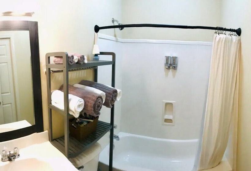 The Blue Door Bungalow  Ideal For A Group Of 7