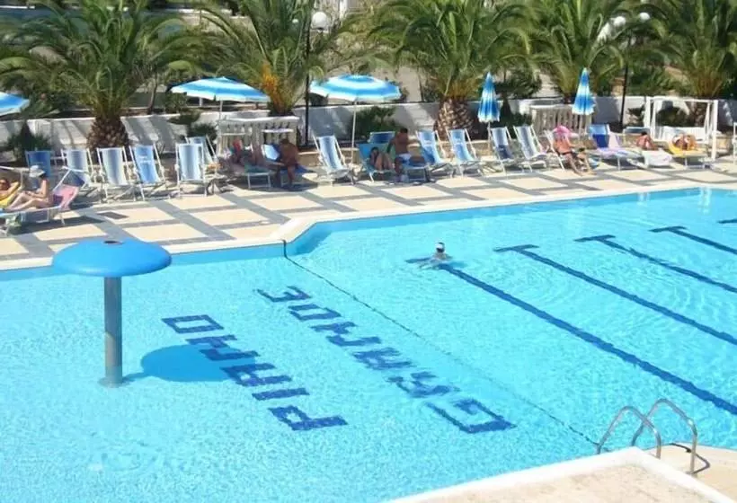 בית מלון כפרי Villaggio Piano Grande