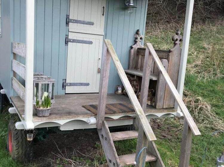 Charming Shepherds Hut With Wood Fired Hot Tub