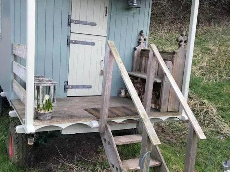 Charming Shepherds Hut With Wood Fired Hot Tub