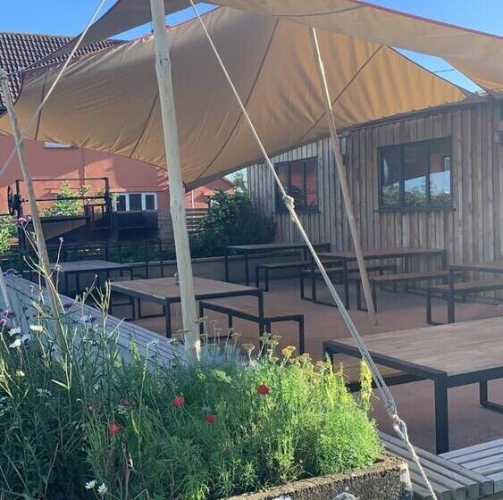 Charming Shepherds Hut With Wood Fired Hot Tub