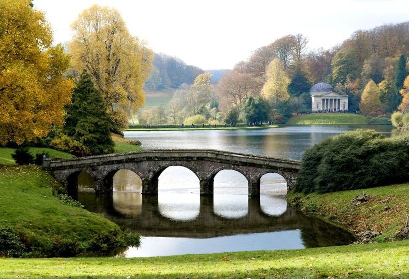 Charming Shepherds Hut With Wood Fired Hot Tub