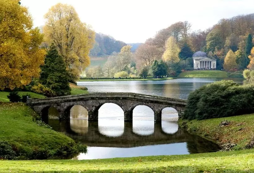Charming Shepherds Hut With Wood Fired Hot Tub