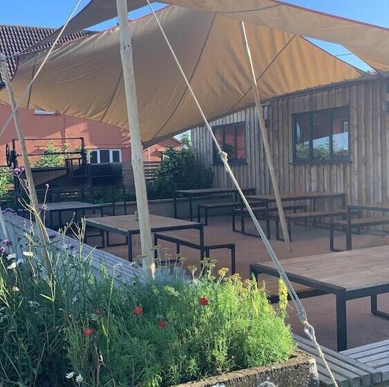 Charming Shepherds Hut With Wood Fired Hot Tub