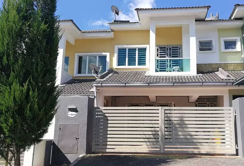 Residenssi The Woodz Homestay 2 Storey House