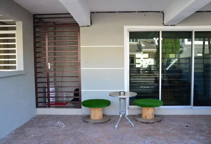 Residenssi The Woodz Homestay 2 Storey House