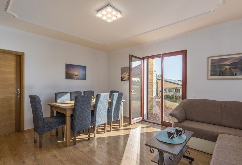 Villa For 8 Persons With Large Garden And Heated Pool In A Quiet Locality