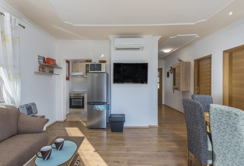 Villa For 8 Persons With Large Garden And Heated Pool In A Quiet Locality