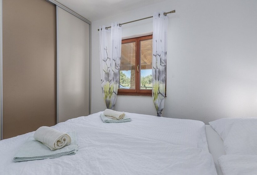 Villa For 8 Persons With Large Garden And Heated Pool In A Quiet Locality