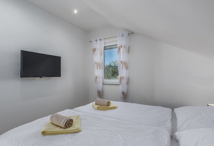 Villa For 8 Persons With Large Garden And Heated Pool In A Quiet Locality