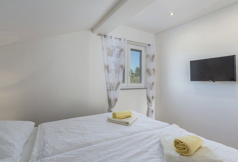 Villa For 8 Persons With Large Garden And Heated Pool In A Quiet Locality