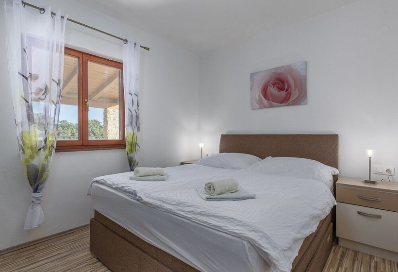 Villa For 8 Persons With Large Garden And Heated Pool In A Quiet Locality