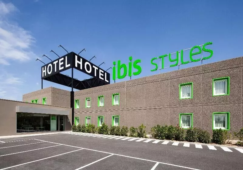 Отель Ibis Styles Lleida Torrefarrera