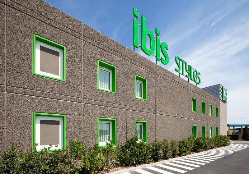 Otel Ibis Styles Lleida Torrefarrera