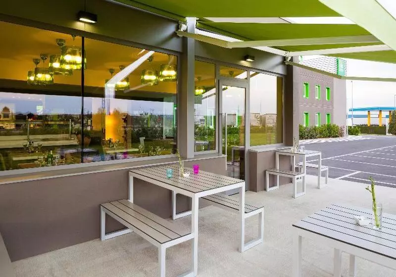 Отель Ibis Styles Lleida Torrefarrera