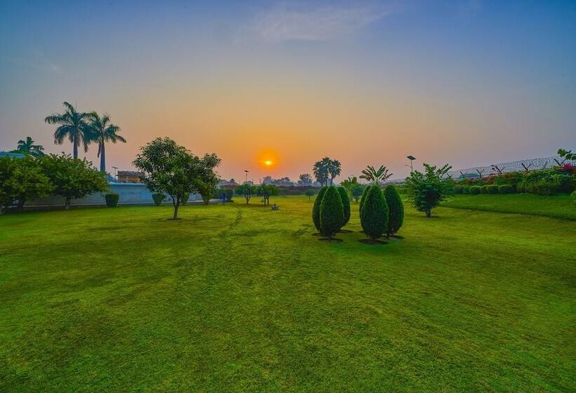 هتل The Lalit Temple View