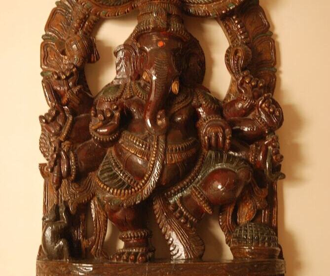 هتل The Lalit Temple View