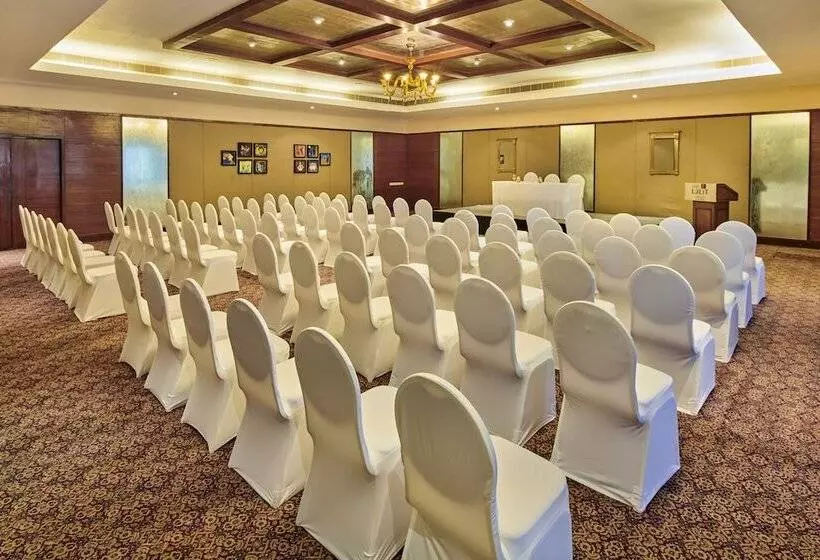 هتل The Lalit Temple View