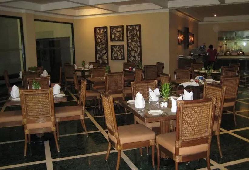 هتل The Lalit Temple View