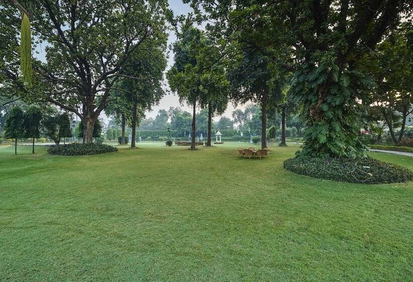 هتل The Lalit Temple View