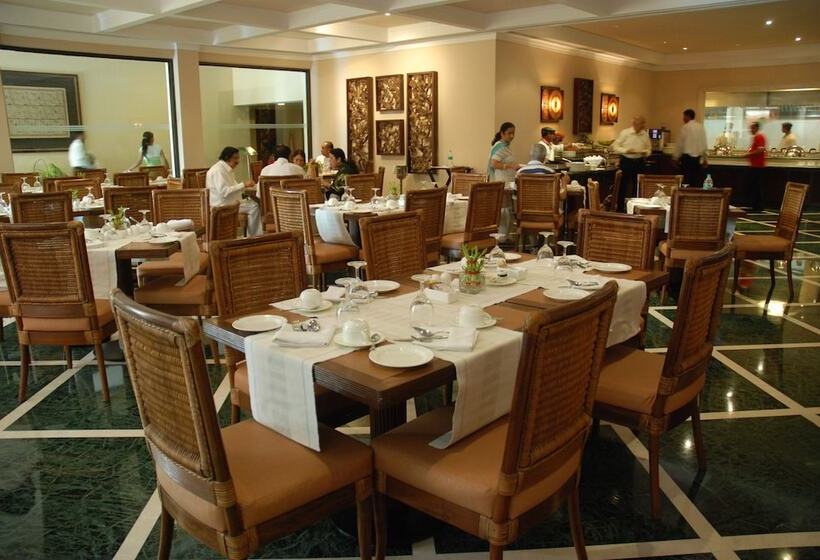 هتل The Lalit Temple View