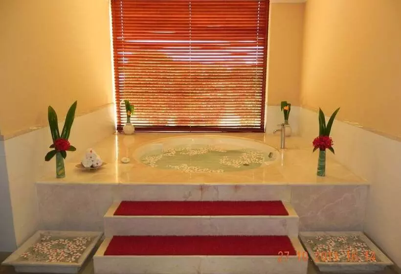 هتل The Lalit Temple View