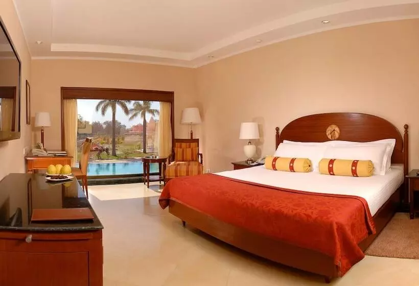 هتل The Lalit Temple View