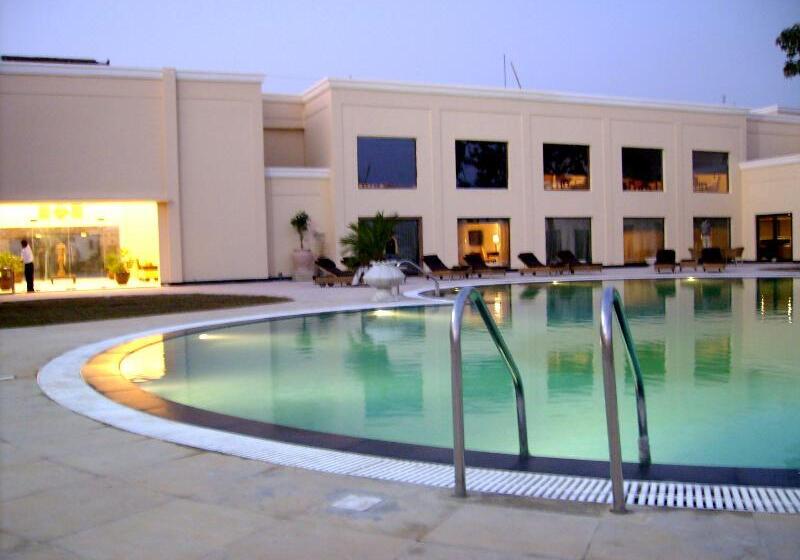 هتل The Lalit Temple View