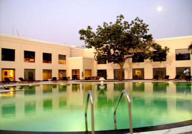 هتل The Lalit Temple View