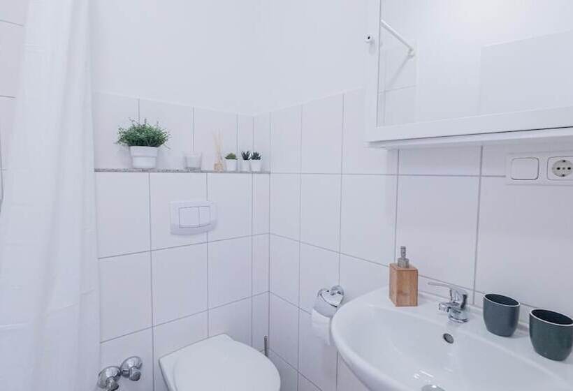 Relax Aachener Boardinghouse Main Train Station