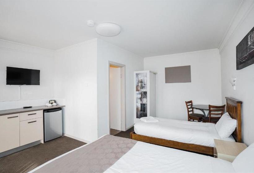 בית מלון כפרי Hurley's Bar & Bistro