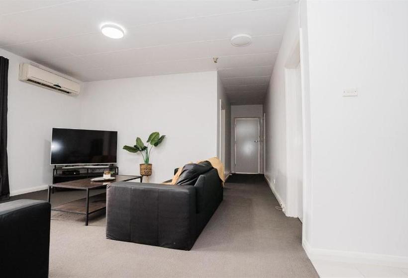 בית מלון כפרי Hurley's Bar & Bistro