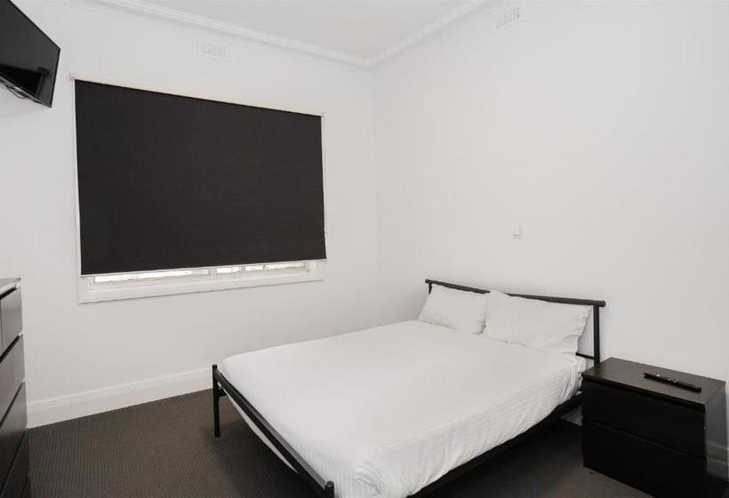 בית מלון כפרי Hurley's Bar & Bistro