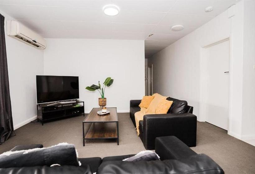 בית מלון כפרי Hurley's Bar & Bistro