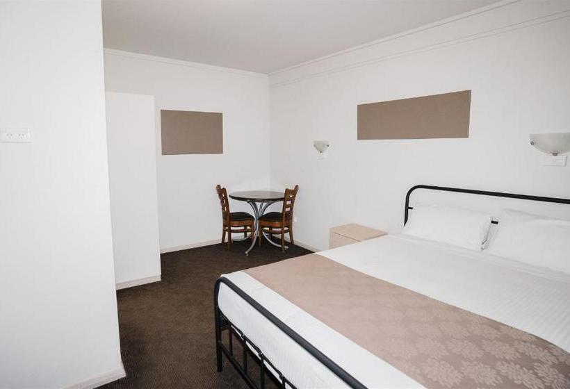 בית מלון כפרי Hurley's Bar & Bistro