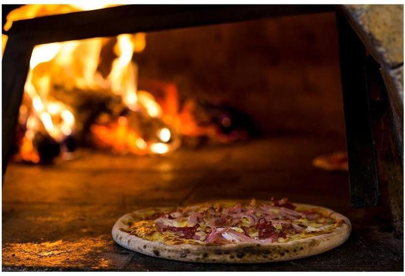 בית מלון כפרי Hurley's Bar & Bistro