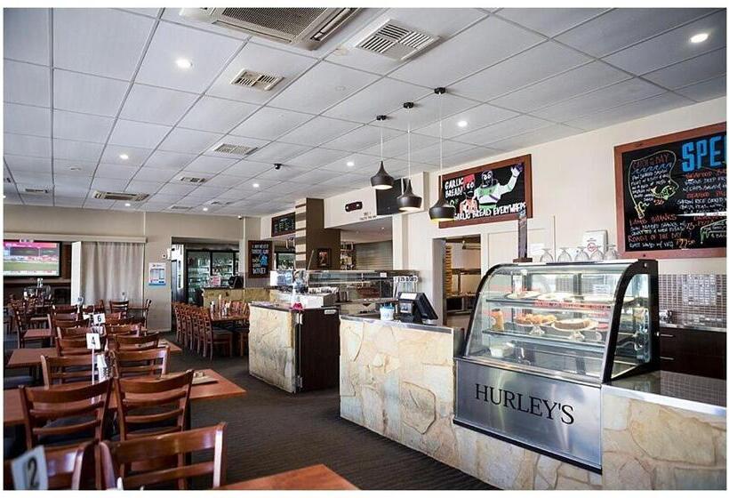 בית מלון כפרי Hurley's Bar & Bistro