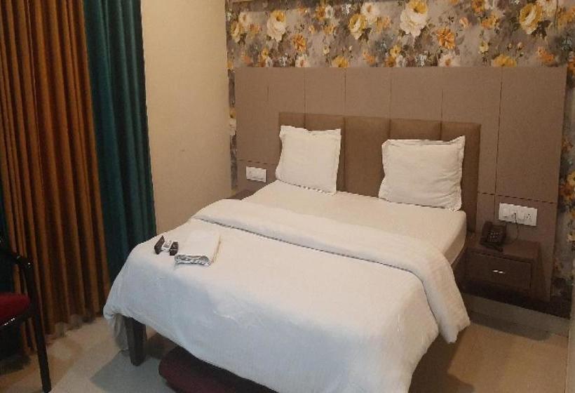 酒店 Oyo 80853 & Lawn By Dhotre