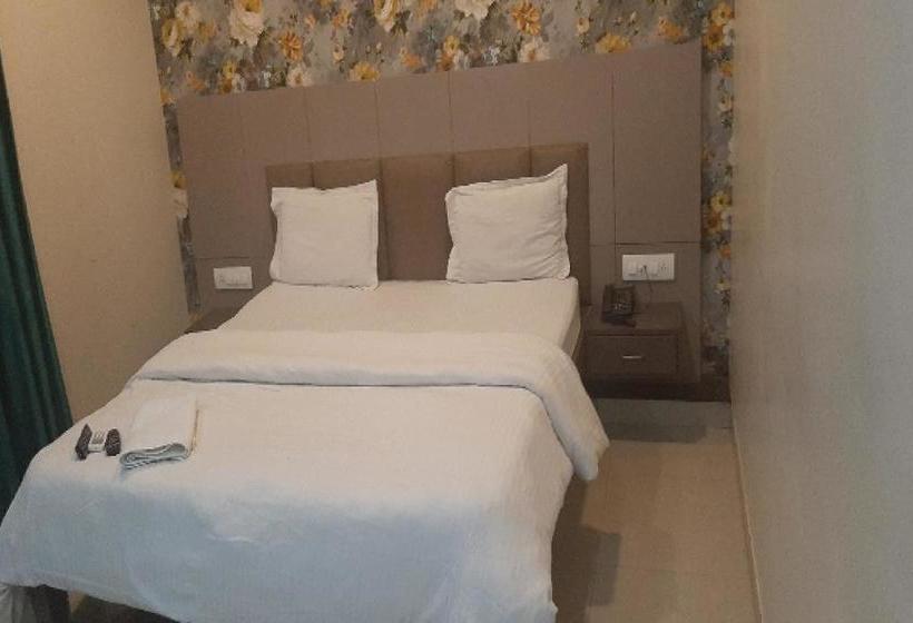 酒店 Oyo 80853 & Lawn By Dhotre