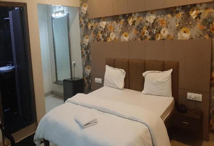 酒店 Oyo 80853 & Lawn By Dhotre