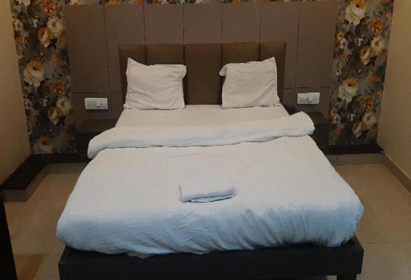 酒店 Oyo 80853 & Lawn By Dhotre