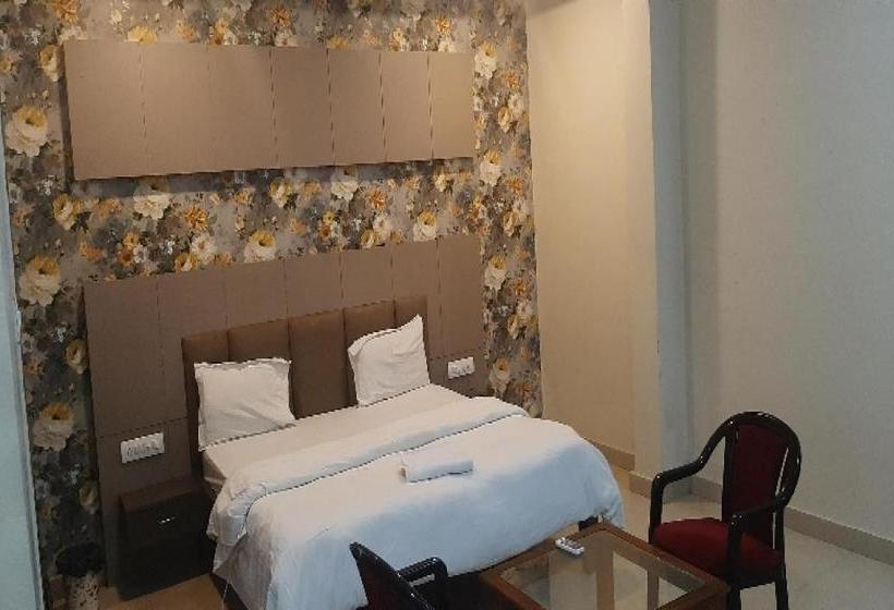 酒店 Oyo 80853 & Lawn By Dhotre